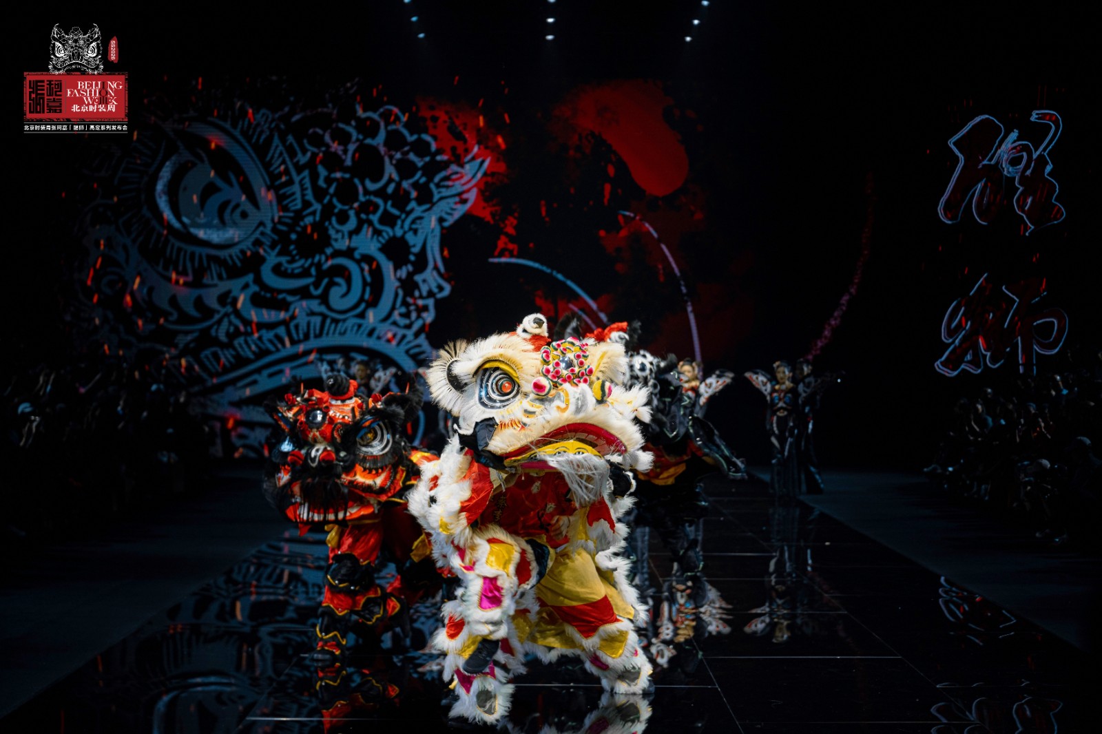 張珂嘉“醒獅”大秀亮相北京時裝周 張珂嘉“醒獅”大秀亮相北京時裝周