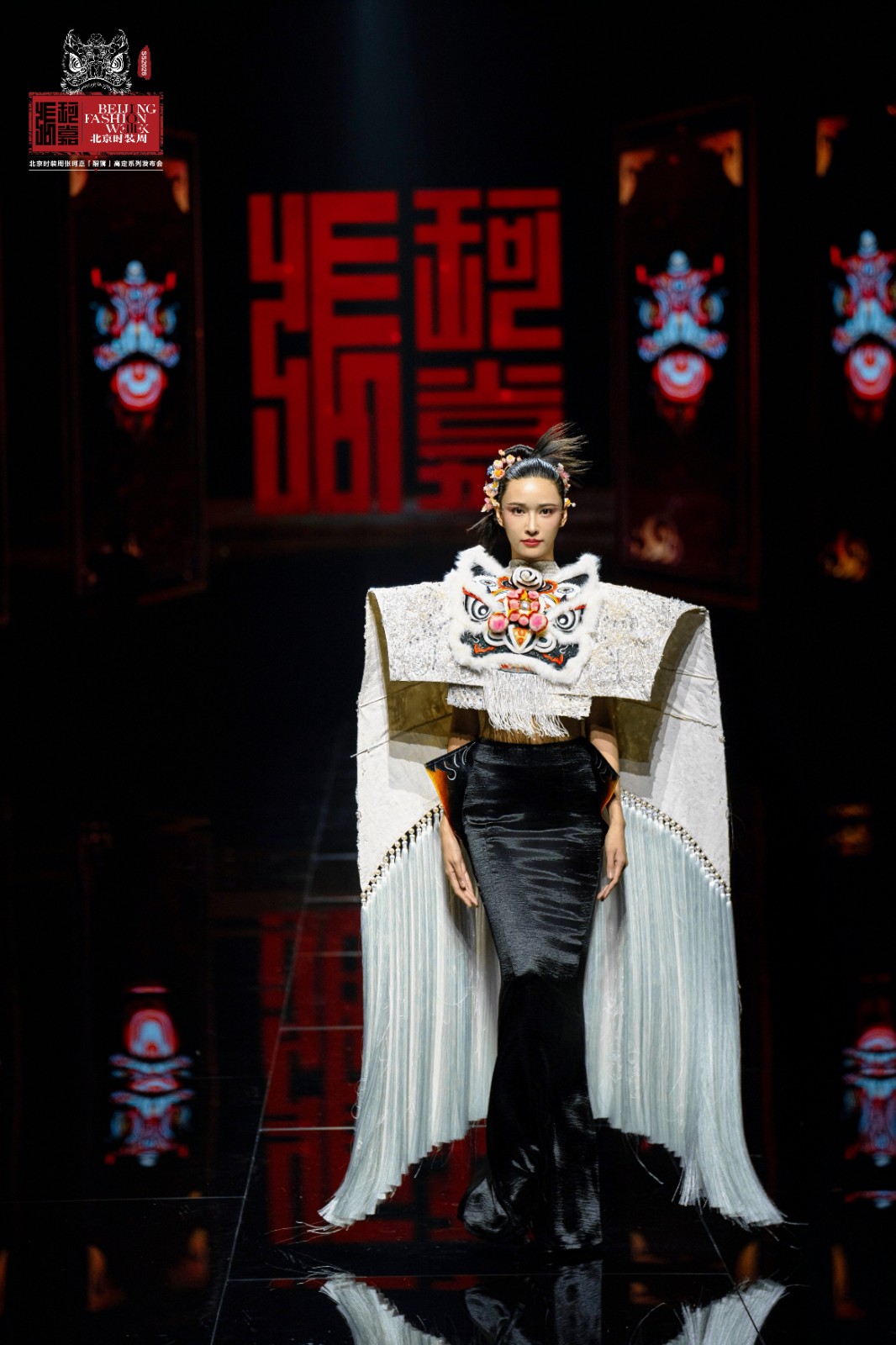 張珂嘉“醒獅”大秀亮相北京時裝周 張珂嘉“醒獅”大秀亮相北京時裝周